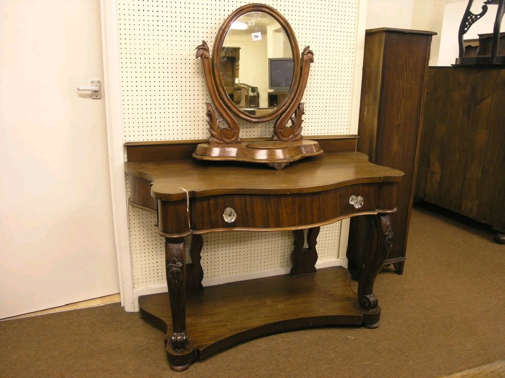 Appraisal: A Victorian mahogany dressing table serpentine fronted with single drawer