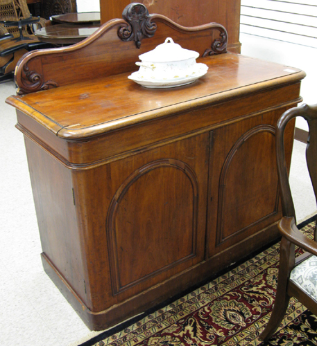 Appraisal: A VICTORIAN MAHOGANY SIDE CABINET English last quarter of the