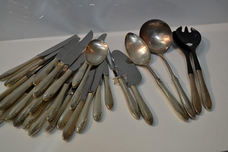 Appraisal: HEIRLOOM STERLING SILVER CUTLERY INCL ENTR E KNIVES MAIN KNIVES