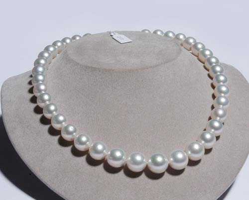 Appraisal: PEARL AND BRILLIANT-CUT DIAMOND NECKLACE White gold fastener Very elegant