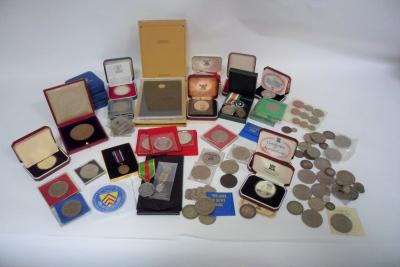 Appraisal: A large quantity of commemorative and proof coins including Royal