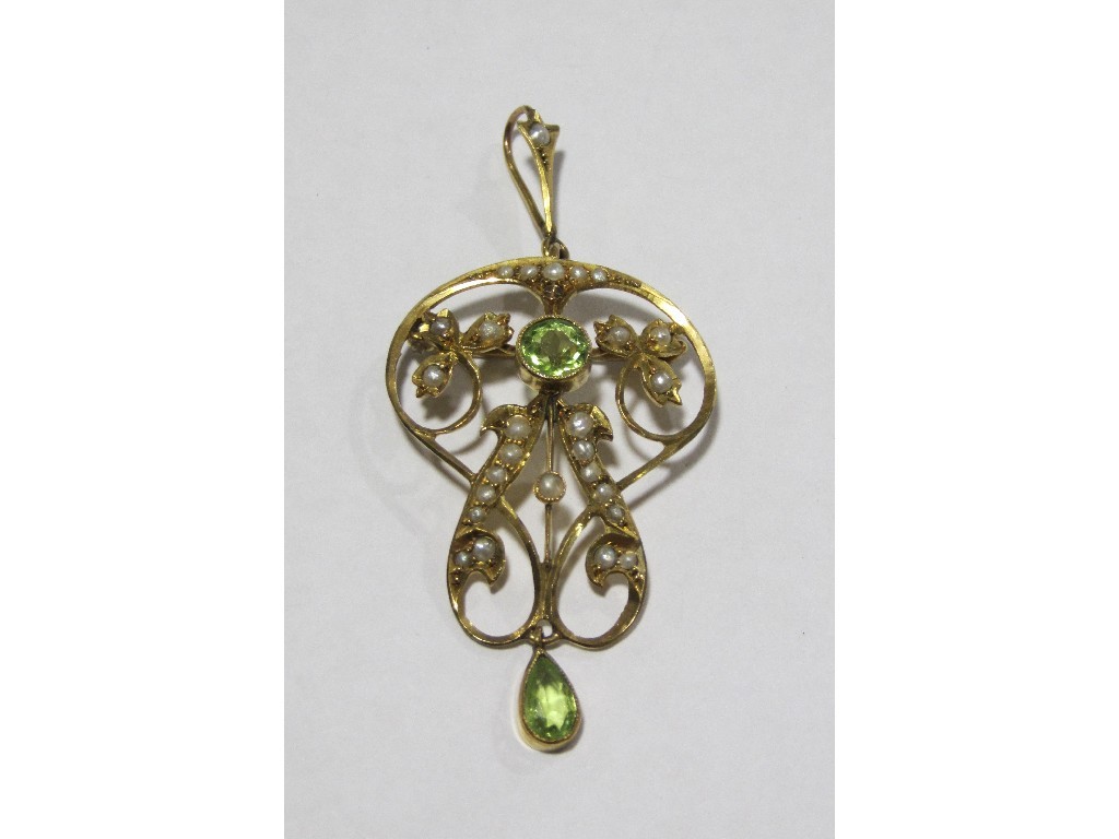 Appraisal: Edwardian ct gold peridot and seed pearl set pendant brooch