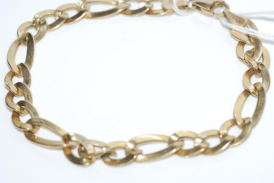 Appraisal: A FLAT CURBLINK BRACELET IN CT GOLD A FLAT CURBLINK