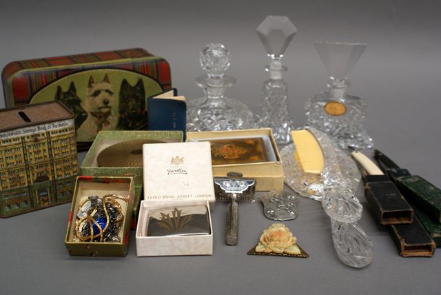 Appraisal: A quantity of collectables comprising three mid century complete compacts