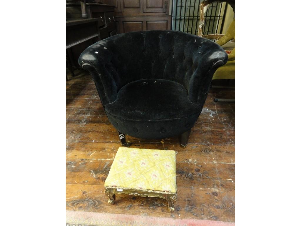 Appraisal: An Edwardian tub chair with circular upholstered seat and button