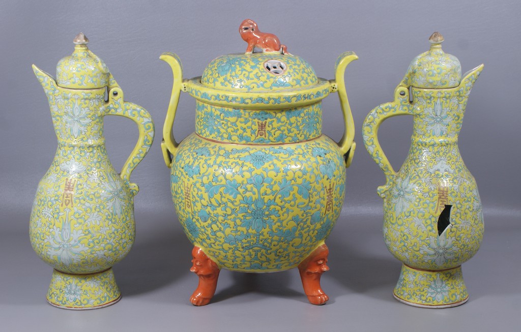 Appraisal: pc Chinese Export Famille Jaune Garniture Set to include ewers