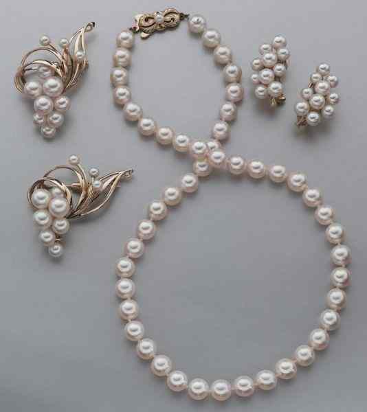 Appraisal: Pcs Mikimoto K gold and pearl jewelry including pair of