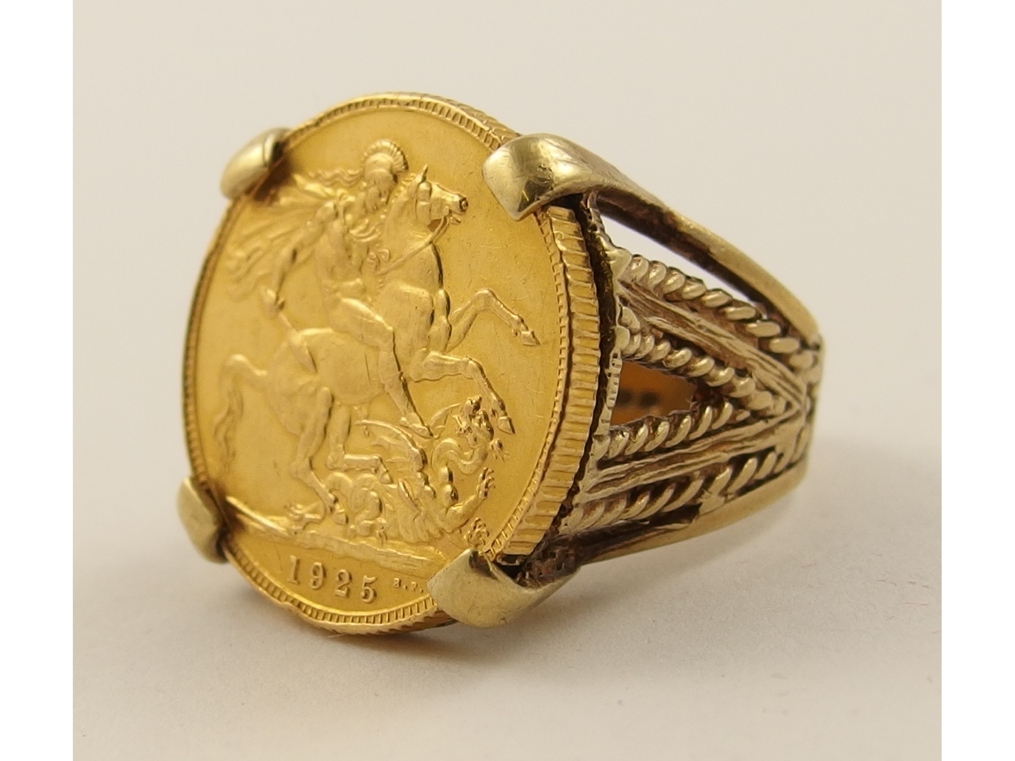 Appraisal: A full sovereign in a ct ring mount