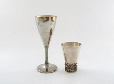 Appraisal: A modern cased commemorative goblet on a textured stem and