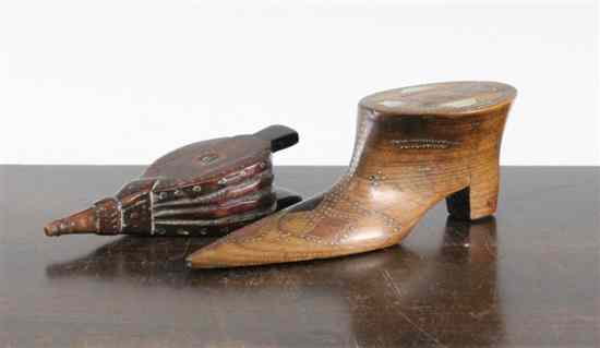 Appraisal: A th century French shoe shaped snuff box and a