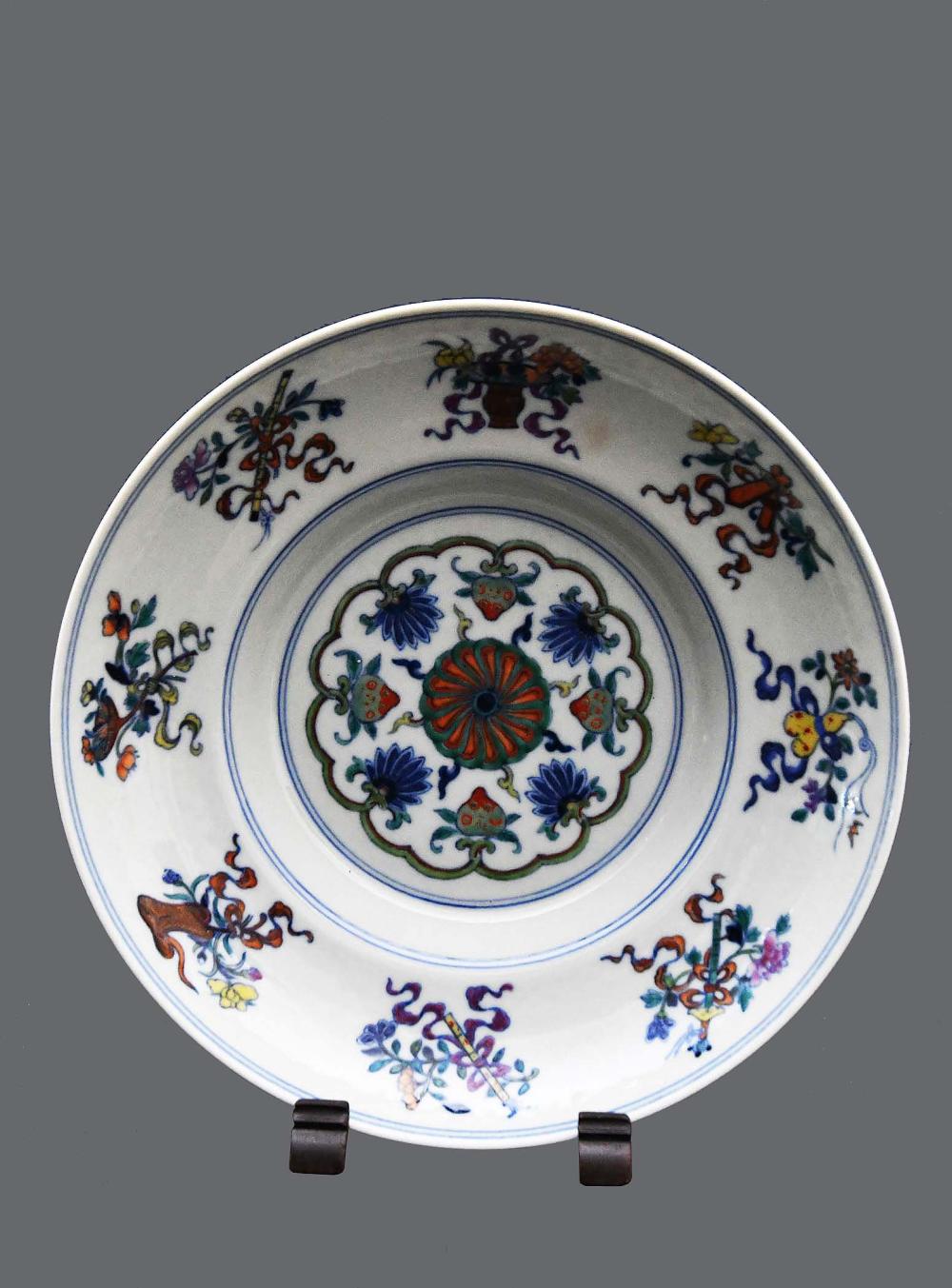 Appraisal: CHINESE WUCAI DECORATED PORCELAIN BOWLThe underside bearing a Qing six-character