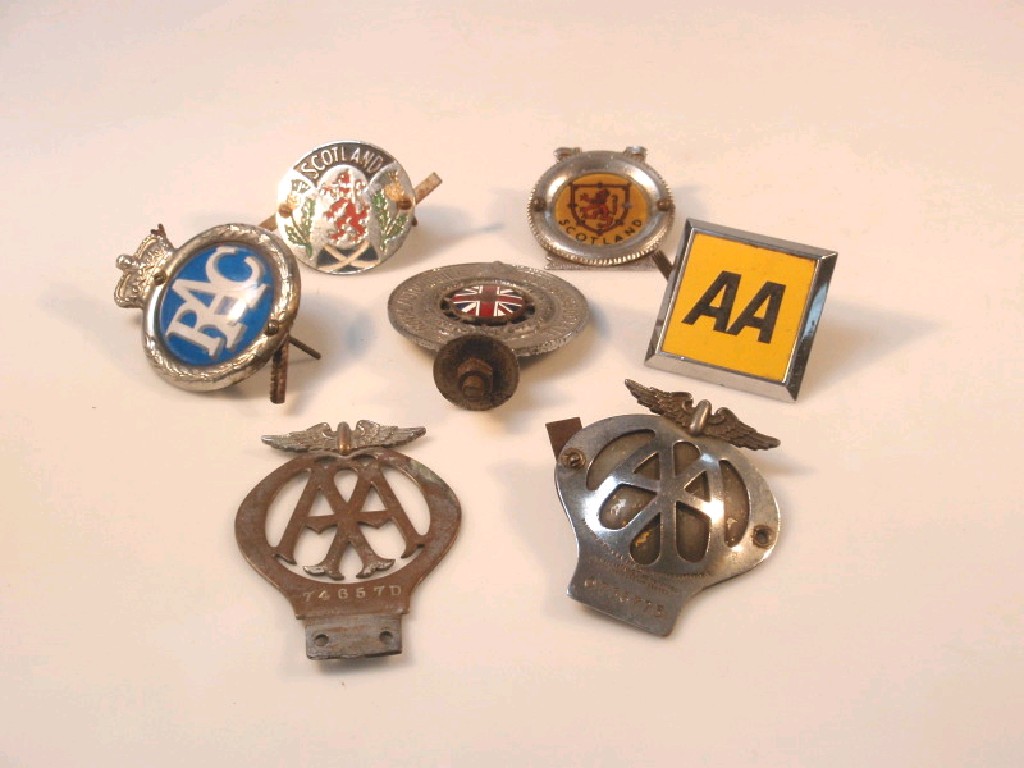 Appraisal: A collection of automobile badges including RAC associate chrome badge