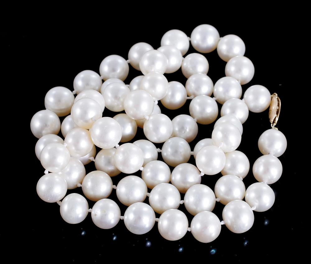 Appraisal: White pearl necklace - mm graduated round pearls K gold