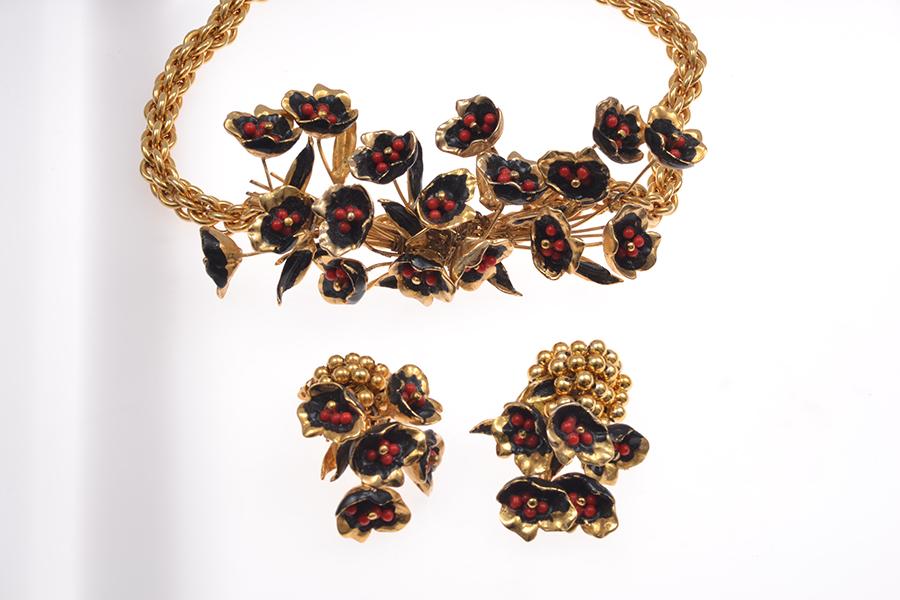 Appraisal: A NECKLACE AND EARRING SUITE OF COSTUME JEWELLER BY GLORIA