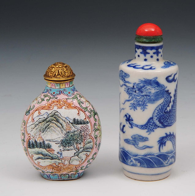 Appraisal: A Chinese blue and white snuff bottle - of rouleau