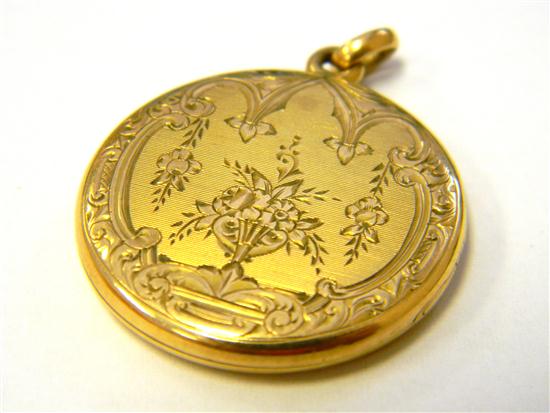 Appraisal: JEWELRY Locket No Chain K yellow gold engraved design opens