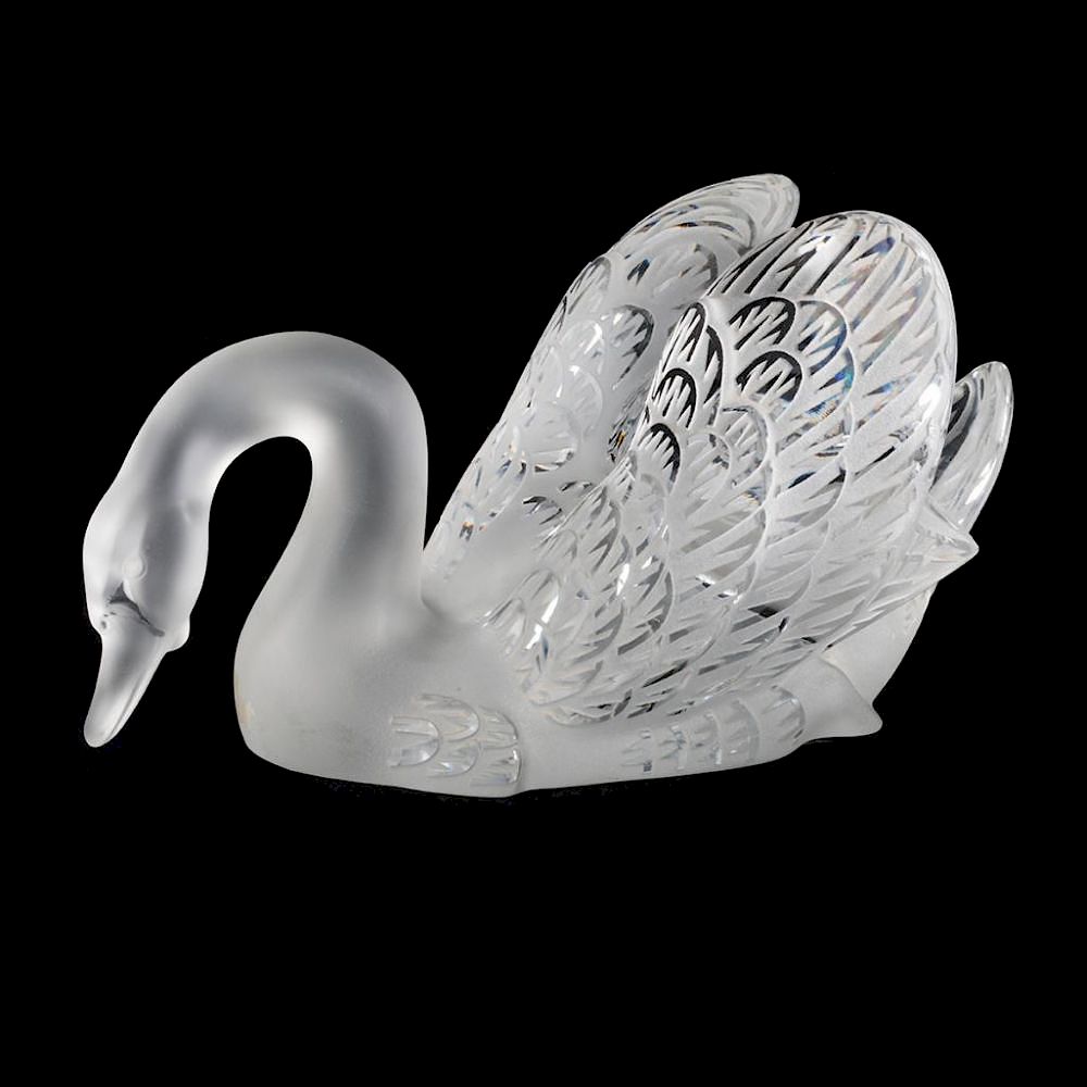 Appraisal: A LALIQUE CLEAR AND FROSTED GLASS SWAN STATUETTE a Lalique