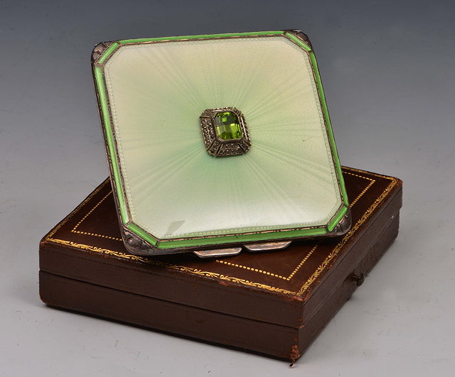 Appraisal: Ladies compactin the Art Deco style with green enamel decoration