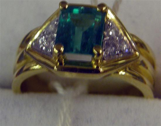 Appraisal: A DIAMOND AND EMERALD SET RING