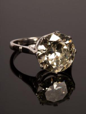 Appraisal: A diamond solitaire ring the single stone of approximately ct