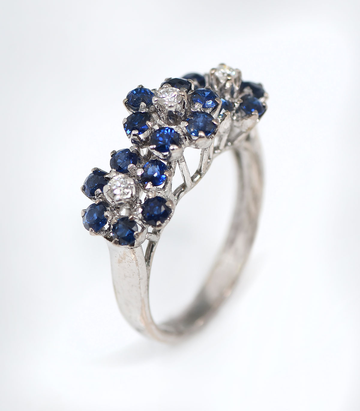 Appraisal: K DIAMOND SAPPHIRE RING K white gold ring contains round