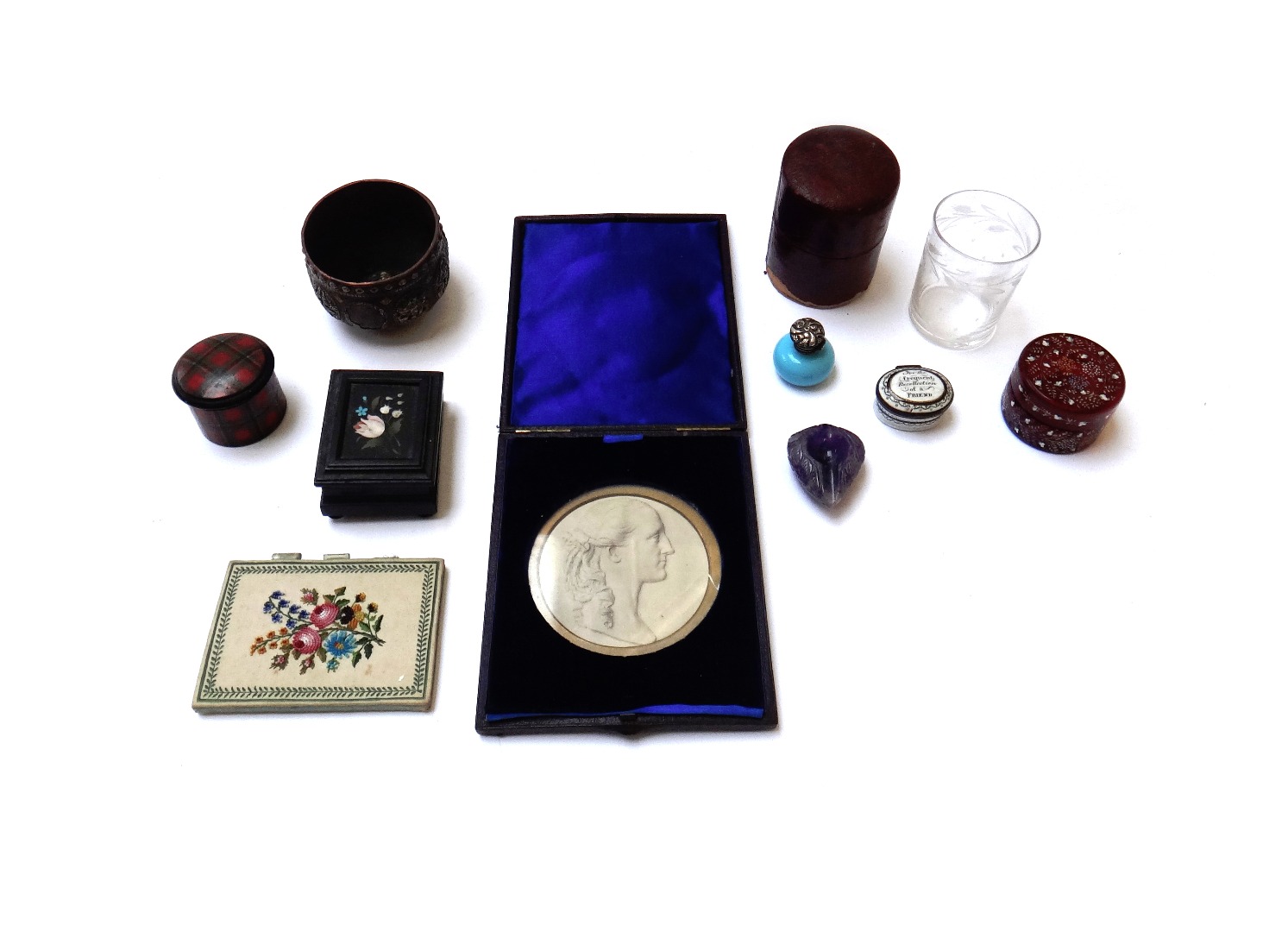 Appraisal: A quantity of small collectables including an amethyst hardstone carved