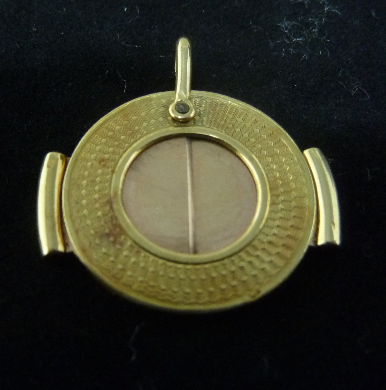 Appraisal: A ct gold cigar cutter with engine-turned decoration approximately gm