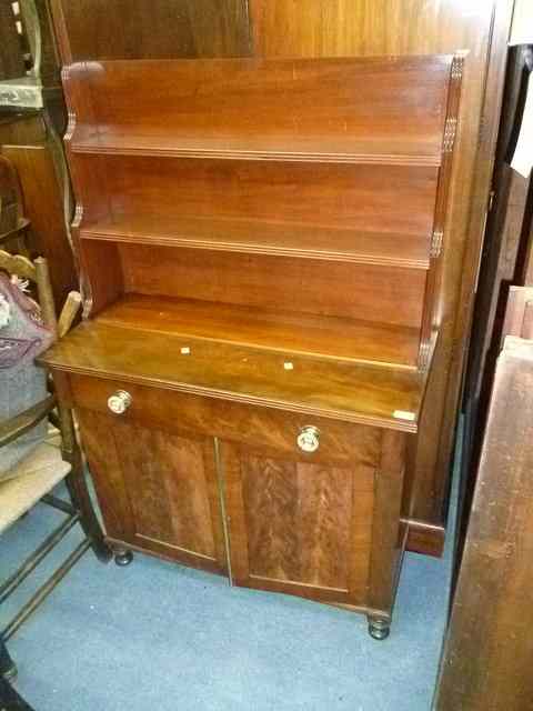 Appraisal: A MAHOGANY SIDE CABINET with waterfall shelves above over a