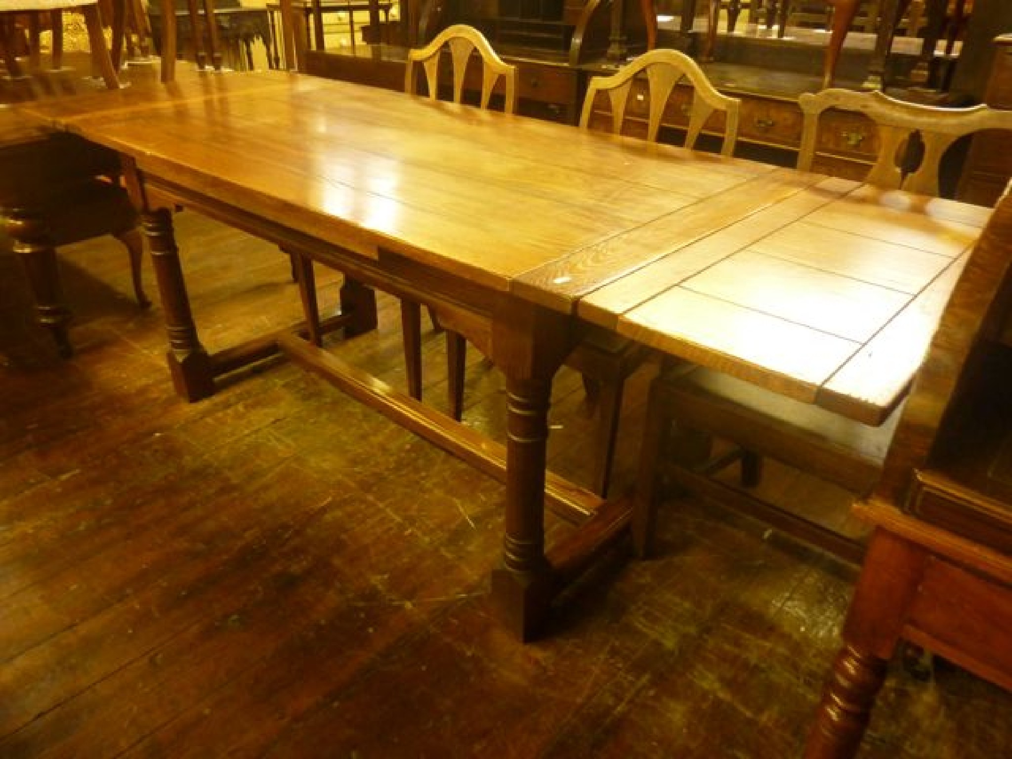 Appraisal: A good quality reproduction oak drawleaf dining table in the