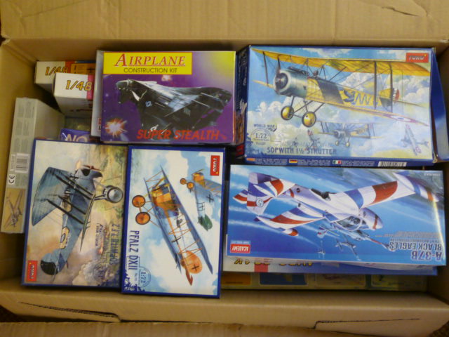 Appraisal: Thirty five plastic kits various factories mainly plane and boat