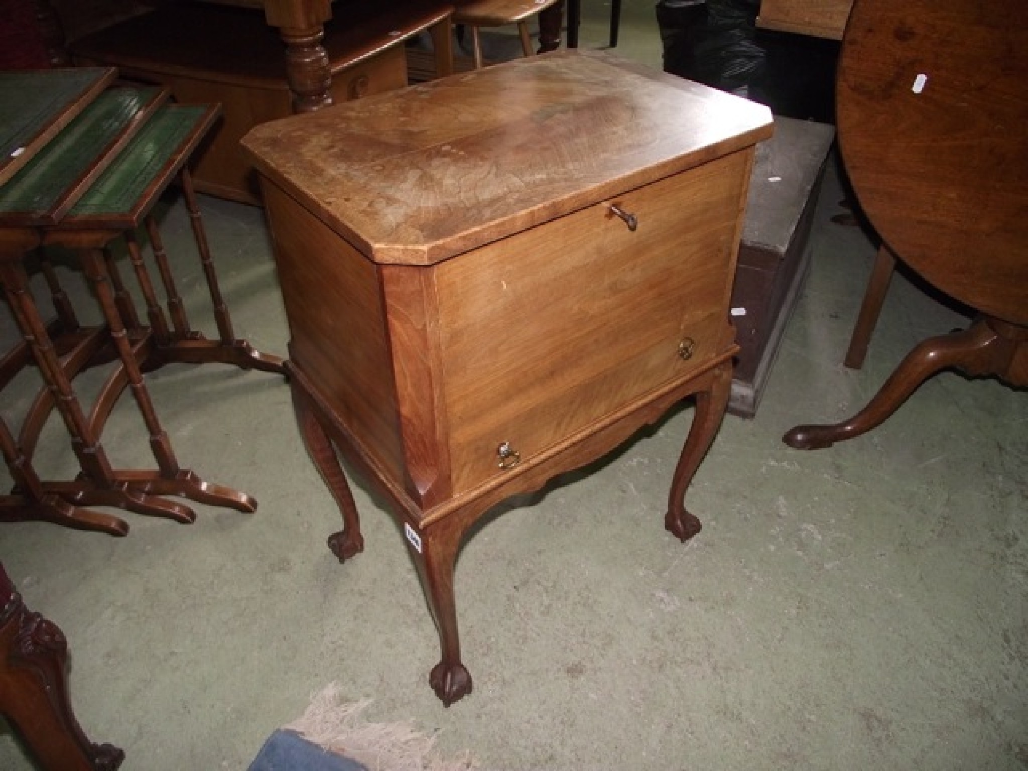 Appraisal: A walnut sewing work box of rectangular form with canted