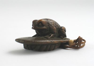 Appraisal: A Japanese wood netsuke carved as a warty toad crouched