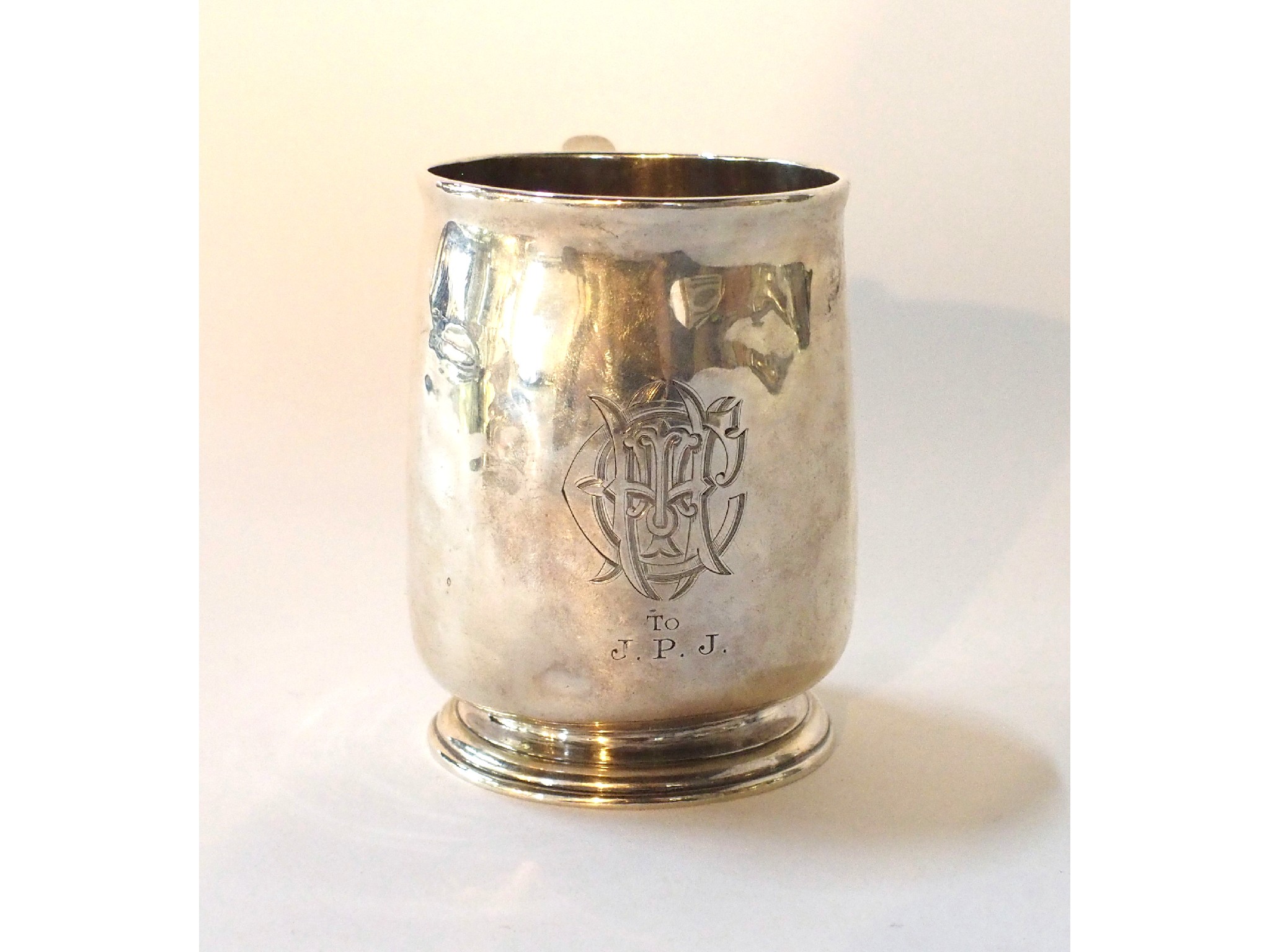 Appraisal: An antique silver tankard London oz