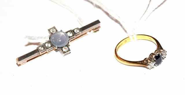 Appraisal: A THREE STONE SAPPHIRE AND DIAMOND RING claw set sapphire