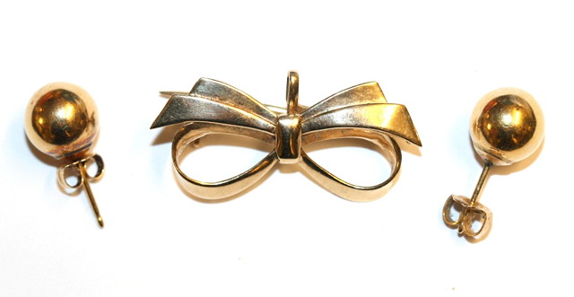 Appraisal: A CT GOLD BOW BROOCH mm and a pair of