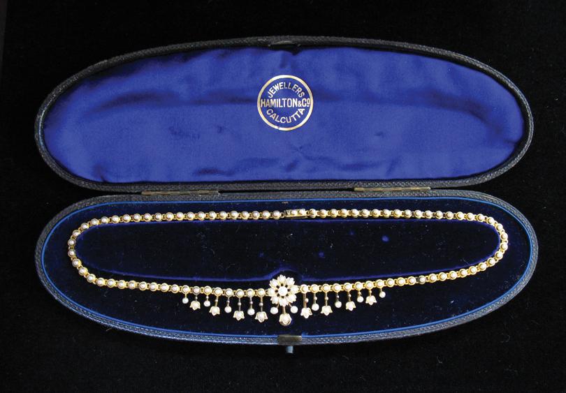 Appraisal: AN EDWARDIAN NECKLACE set overall with seed pearls with a