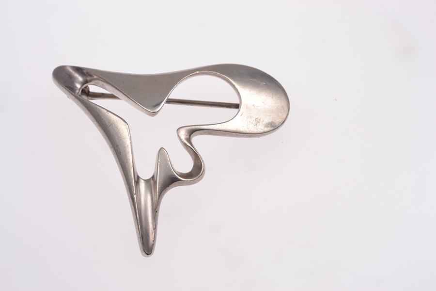 Appraisal: A BROOCH BY GEORG JENSEN IN STERLING SILVER REFERENCE A