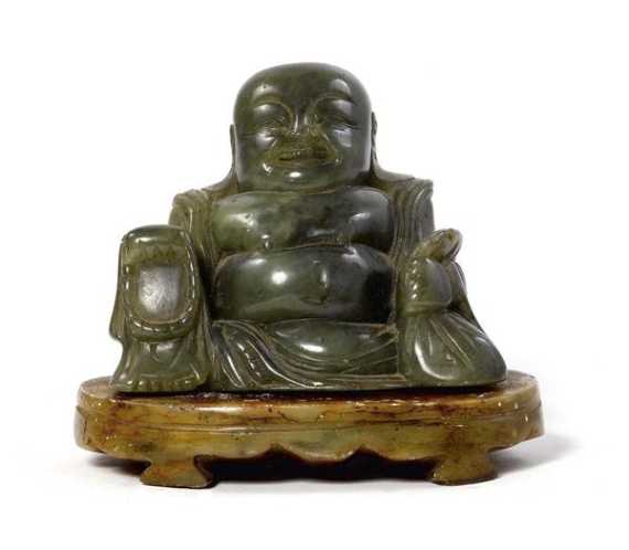 Appraisal: MILEFO-GL CKSBUDDHA China H cm Dunkelgr ner Serpentin mit Speckstein-Sockel