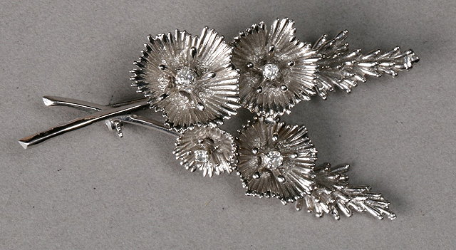 Appraisal: A DIAMOND SET FLORAL SPRAY BROOCH four claw set diamonds