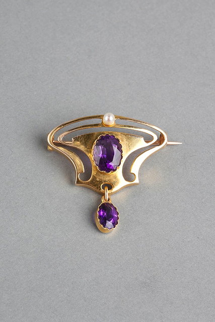 Appraisal: AN AMETHYST AND PEARL BROOCH of Art Nouveau form central