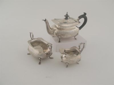 Appraisal: An Edwardian small teapot a sugar bowl and a cream