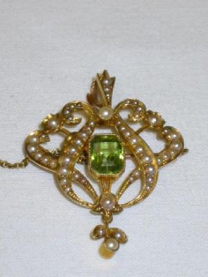 Appraisal: AN EDWARDIAN CT GOLD OPEN KNOTWORK BROOCH PENDANT set with