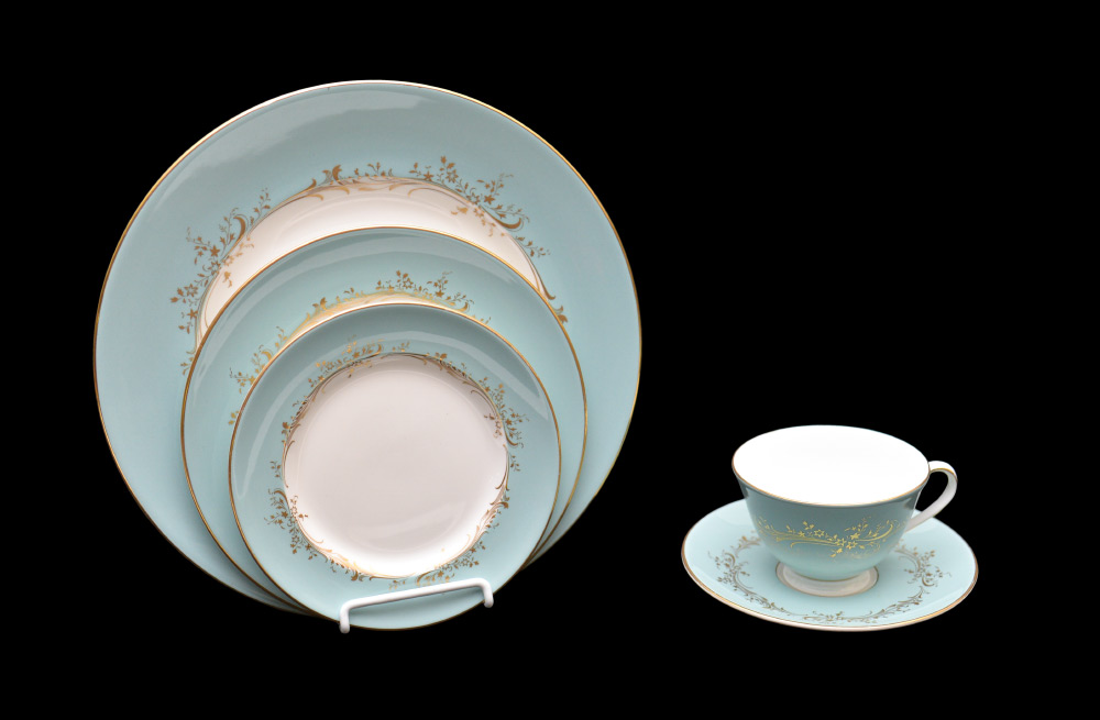 Appraisal: ROYAL DOULTON MELROSE CHINA DINNER SERVICE Approx pieces in the