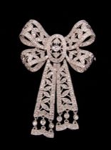 Appraisal: K Ladies Gold Diamond Brooch A stylish white gold ribbon