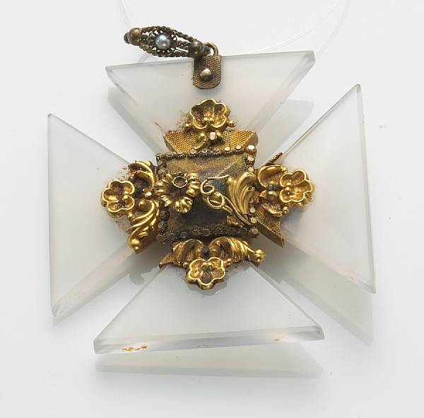 Appraisal: An agate and k gold cross pendant circa