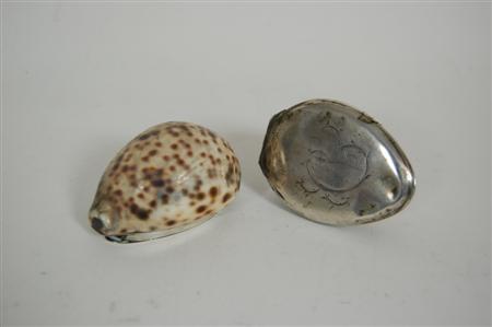 Appraisal: A cowrie shell snuff box unmarked of typical form with