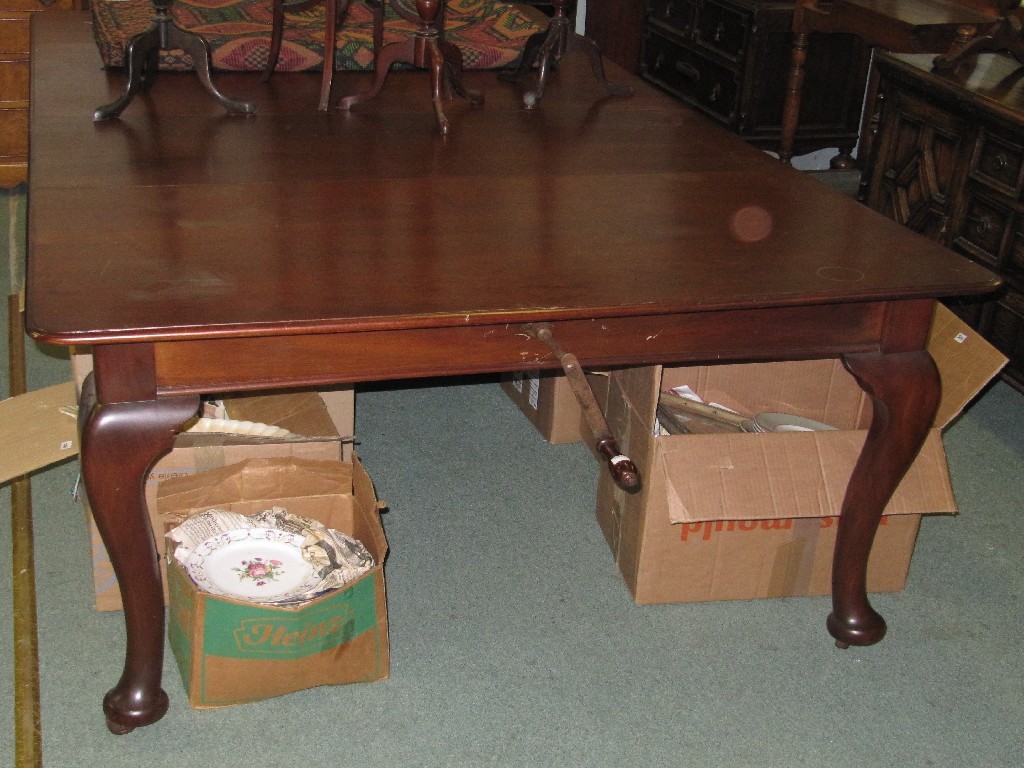 Appraisal: Mahogany telescopic dining table with three spare leaves and raised