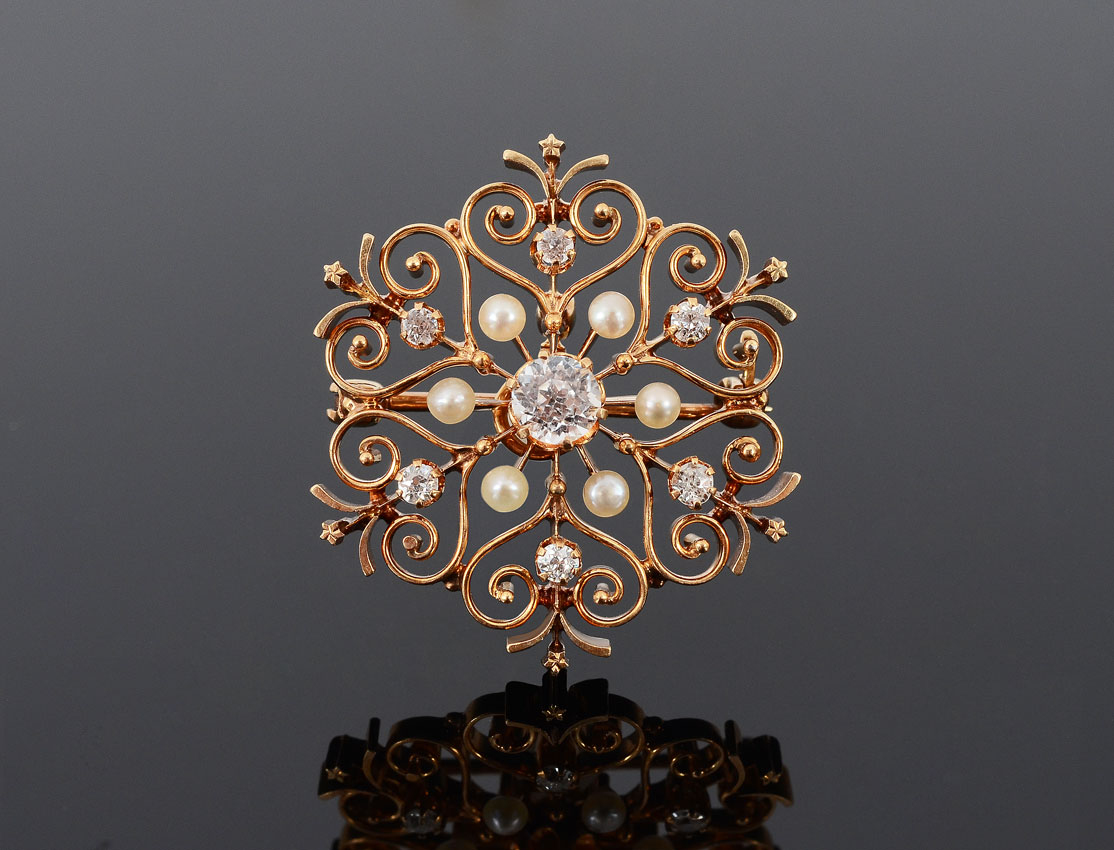 Appraisal: K SAPPHIRE PEARL SNOWFLAKE PIN K yellow gold brooch pendant