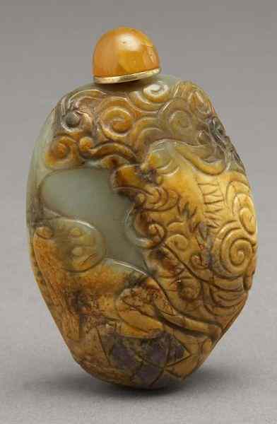 Appraisal: Chinese Qing jade snuff bottledepicting a tiger battling a dragon