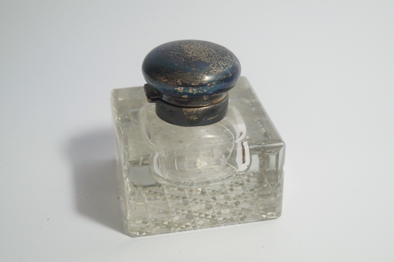 Appraisal: An Edwardian cut glass square inkwell with a hinged silver